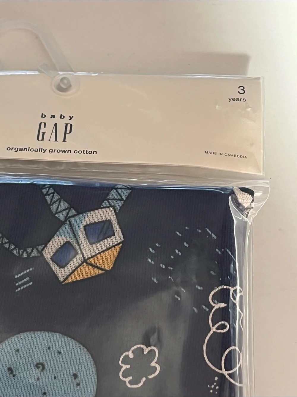 NWT gap boys space themed long sleeve & long pants pajamas.  Size 3 years old.